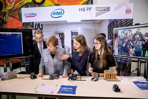 Girls' Day 2019: Schülerinnen zeigen Angela Merkel eine Station im Parcours