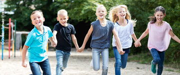 Tobende Kinder auf dem Schulhof - Schulsozialarbeit der tandem BTL