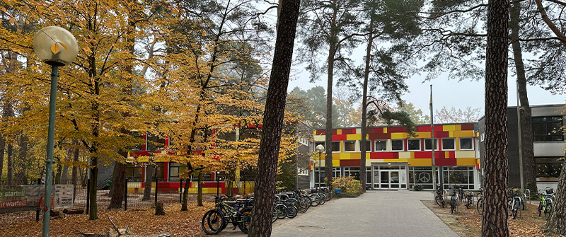 Schulsozialarbeit an der Pestalozzi-Schule, integrative Grundschule sowie ein Sonderpädagogisches Förderzentrum mit den Förderschwerpunkten „Geistige Entwicklung“ und „Lernen“, eine Gruppe von Schüler*innen läuft mit einem Drachen