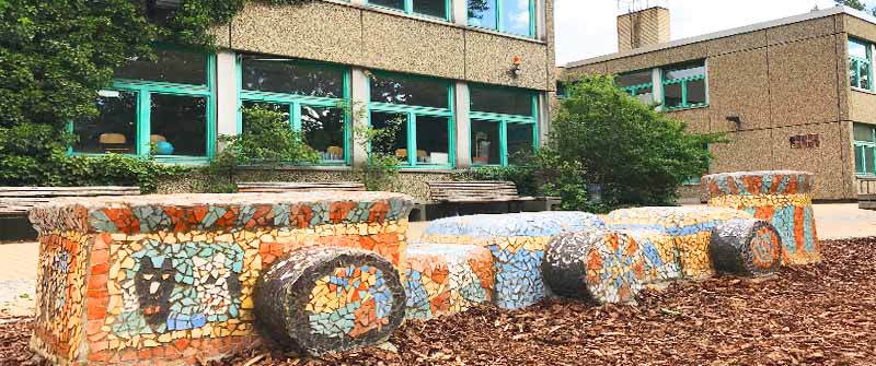 Schulbezogene Sozialarbeit an der Reinhardswald-Grundschule, Berlin Kreuzberg, Schulgebäude und Schulhof